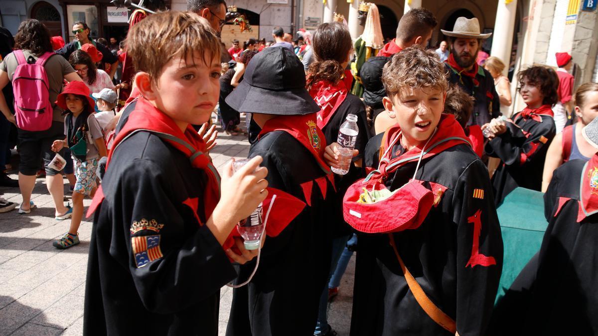 Participants de la Patum Infantil bevent aigua per refrescar-se