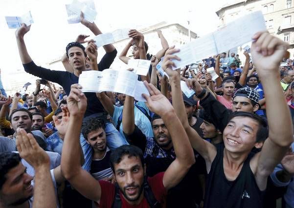 Fotogalería de miles de refugiados protestando ante la estación de trenes de Budapest cerrada