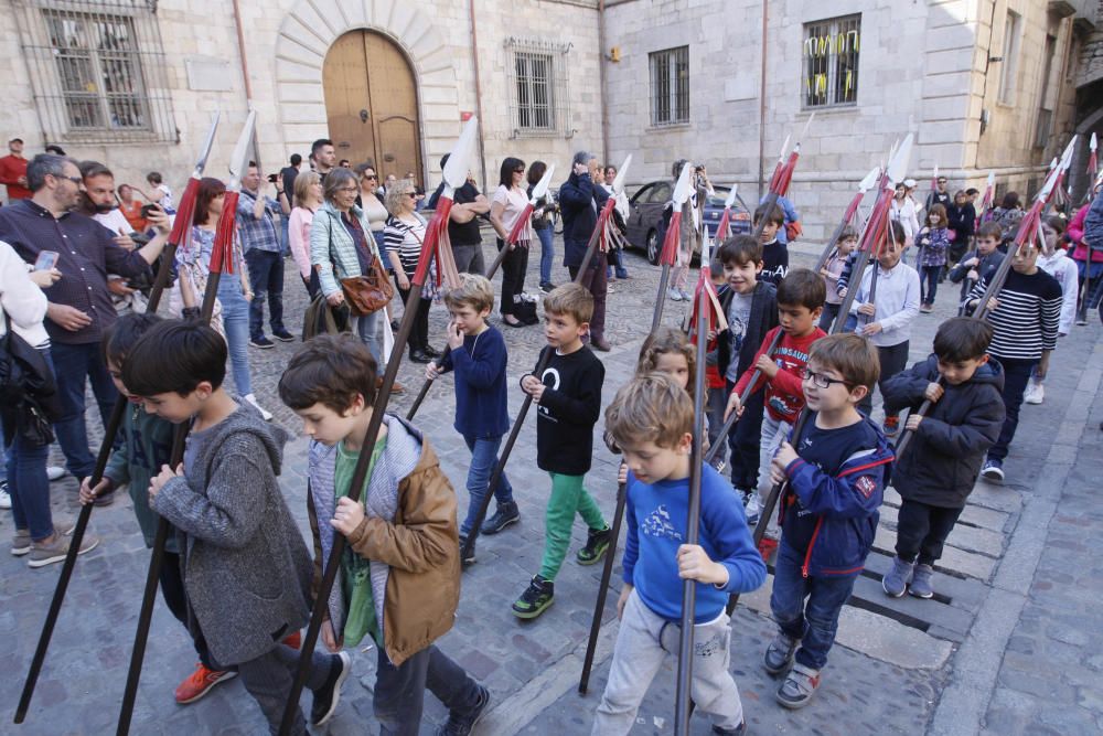 Petits Manaies desfilen pels carrers del Barri Vell