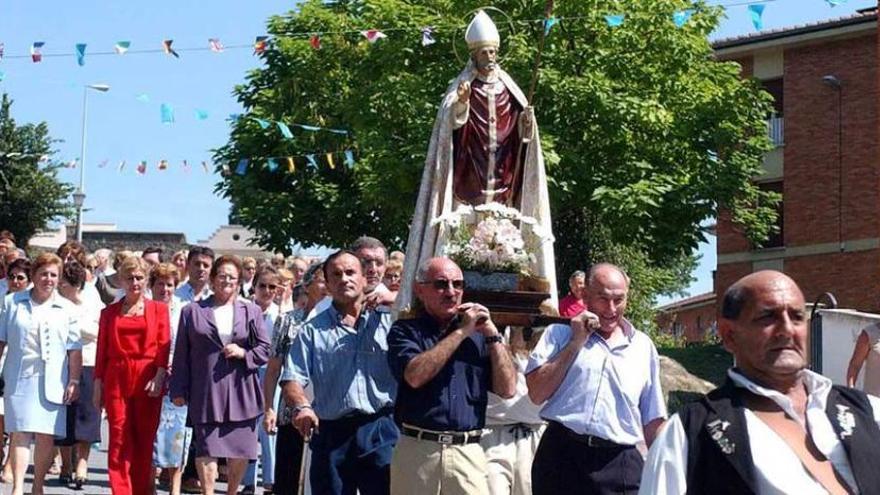 La procesión de las fiestas de Tudela Veguín en una de sus últimas ediciones.