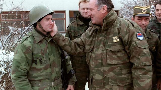 El general Ratko Mladić saluda un soldat el 1994, a prop de Sarajevo. |  PASCAL GUYOT / AFP