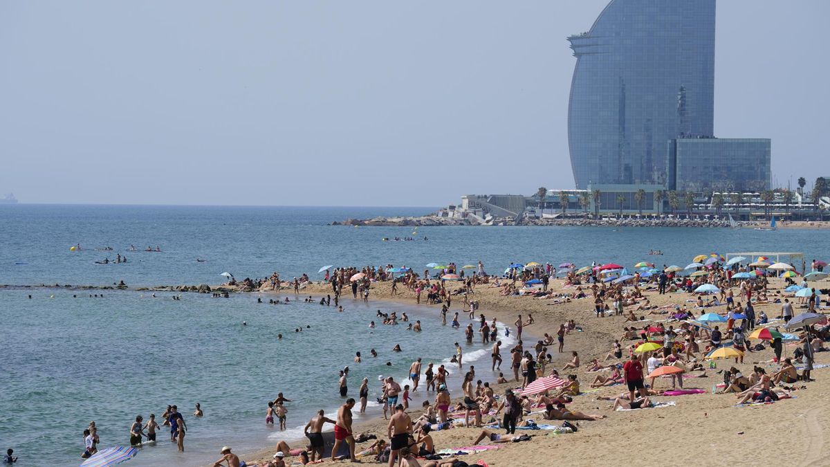 Turistas en la playa de Barcelona