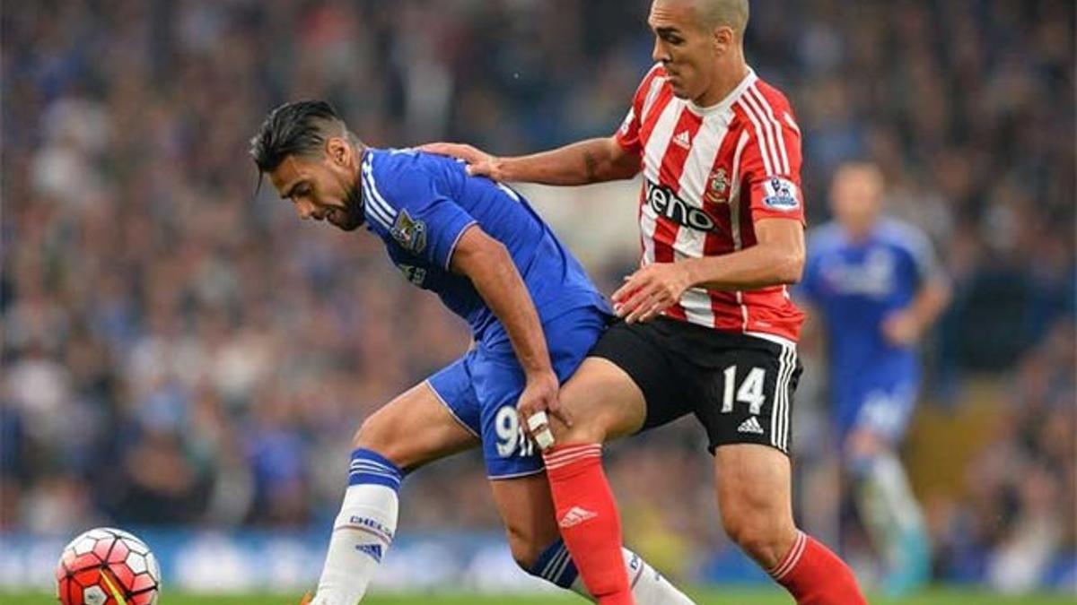 Falcao pelea el balón con Oriol Romeu durante el partido del Chelsea frente al Southampton