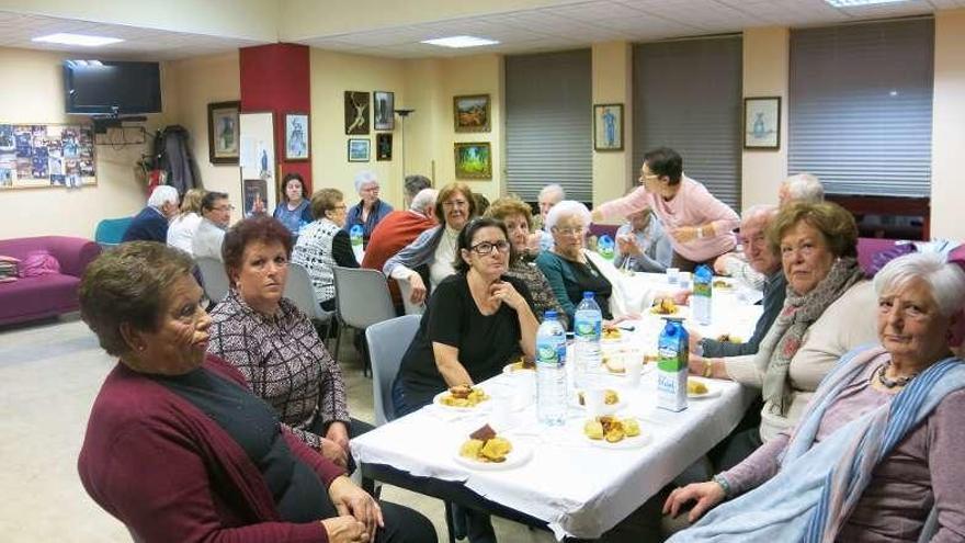 Comida y buen ambiente entre los jubilados de Ribadesella