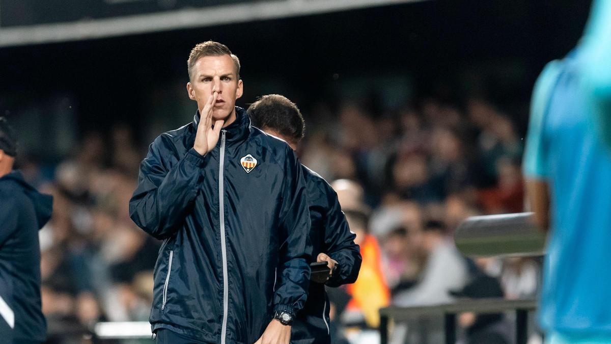 El entrenador neerlandés se dirige a los jugadores durante un partido de Liga en el SkyFi Castalia.