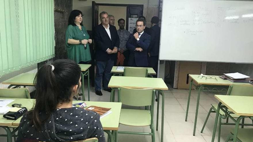 Por la izquierda, la jefa de estudios del CEPA de Avilés, Aurora Fernández; el director general de Enseñanzas Profesionales y Aprendizaje Permanente, Manuel Capellán, y el consejero de Educación y Cultura, Genaro Alonso.