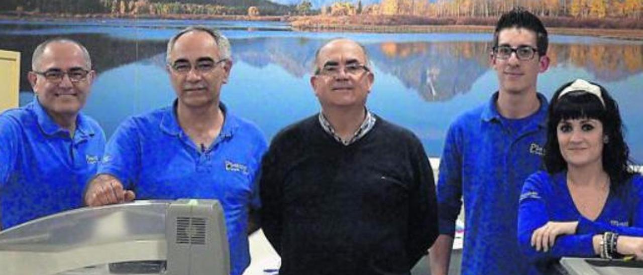 Pedro Sosa &#039;Periquín&#039;, en el centro, junto a los trabajadores de Foto Periquín.