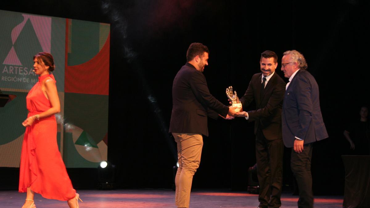 El Premio Regional de Artesanía en la categoría de Artesanía de Alimentación se concedía a Andrés Mármol, por el ‘Postre Alcaraz’, que lo recogía junto a su padre del director general de la Unión Europea Adrián Zitelli Ferrari.