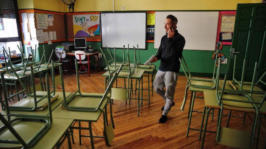 Un profesor, en un aula desierta del colegio Rufino Blanco de Madrid.