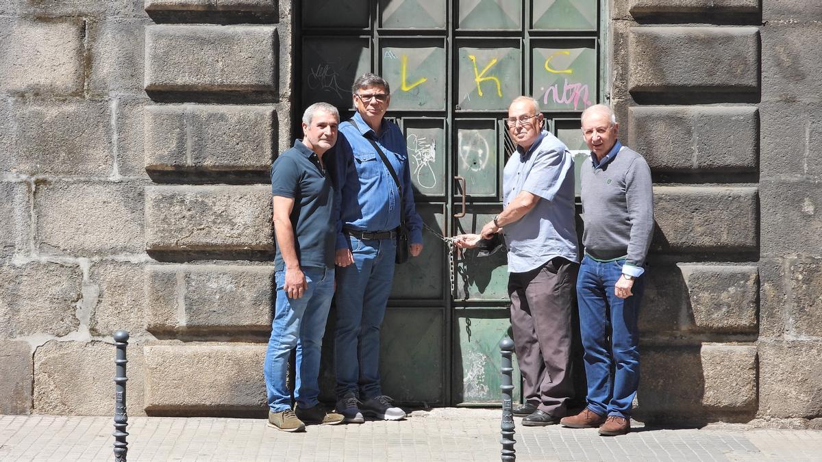 Los entrevistados, en la puerta de la vieja cárcel donde trabajaron.