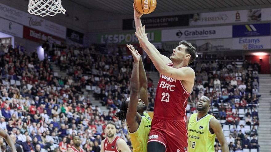 Sergi Martínez entra a cistella durant el partit contra el Lleida del cap de setmana passat