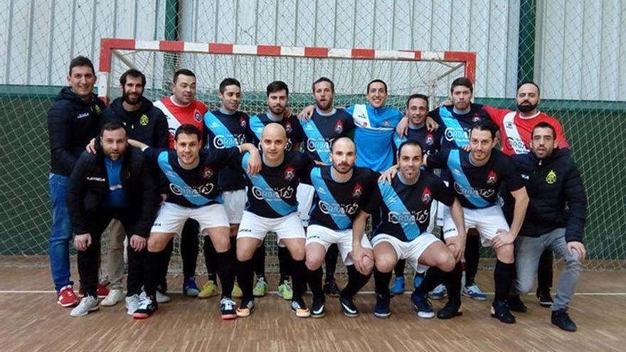 Jugadores y técnicos del Lume Corbatas de esta temporada. // FdV