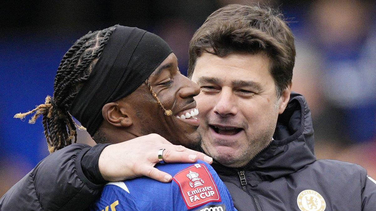 Mauricio Pochettino felicita a Noni Madueke, autor del 4-2 del Chelsea.