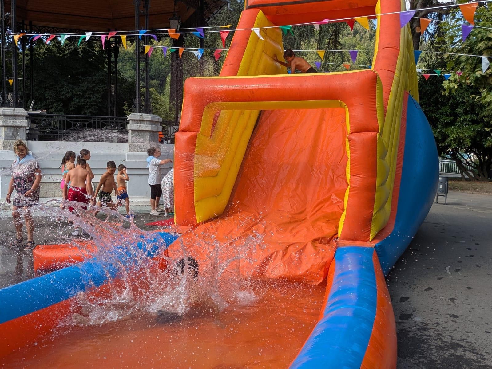 Jira y reparto del bollo en las fiestas de Santiago en Sama de Langreo