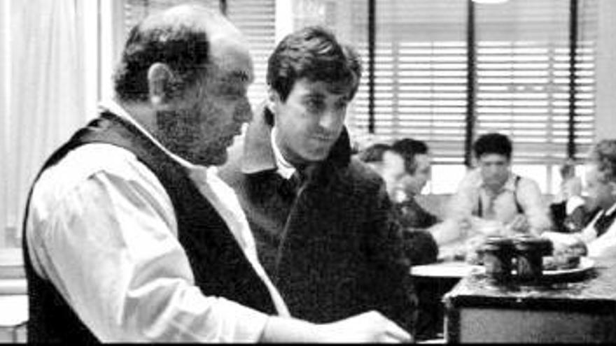 Richard S. Castellano (Clemenza), en la cocina, junto a Al Pacino.