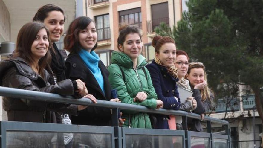 Las siete extranjeras que viven en Zamora durante estos meses, la primera por la izquierda como profesora ayudante en Bachillerato y el resto como estudiantes Erasmus.