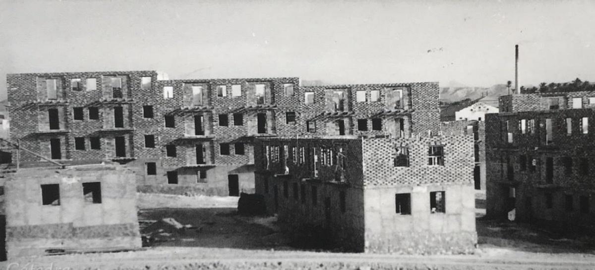La construcción del barrio Porfirio Pascual a finales de los años 50, en una imagen del dosier de Pimesa.