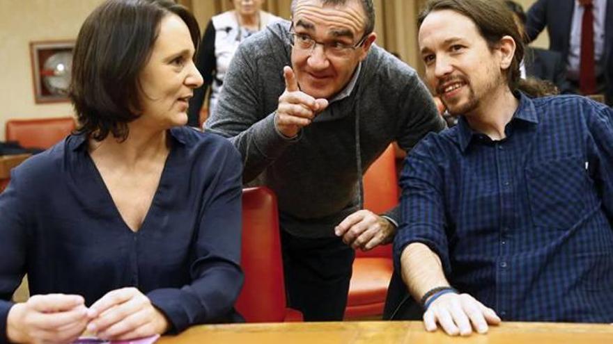 Juan Pedro Yllanes, entre Carolina Bescansa y Pablo Iglesias en el Congreso.