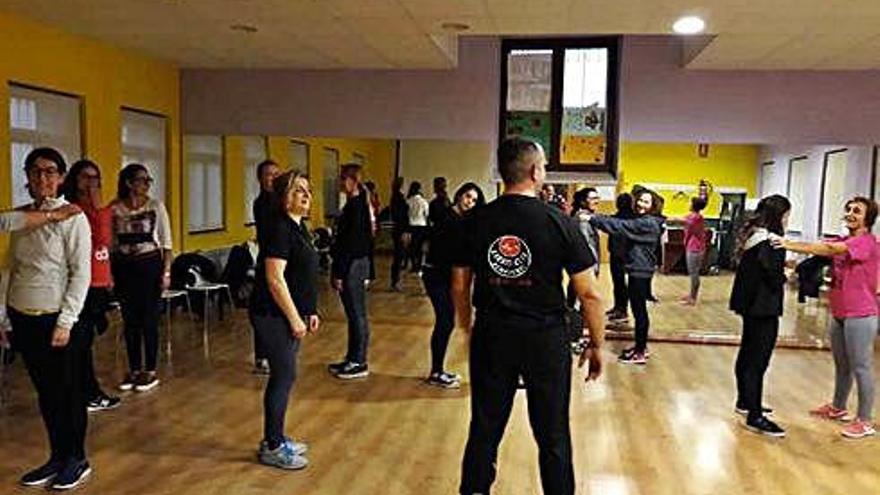 Las participantes aprenden técnicas de bloqueo, en el taller de defensa personal del Punto Joven.