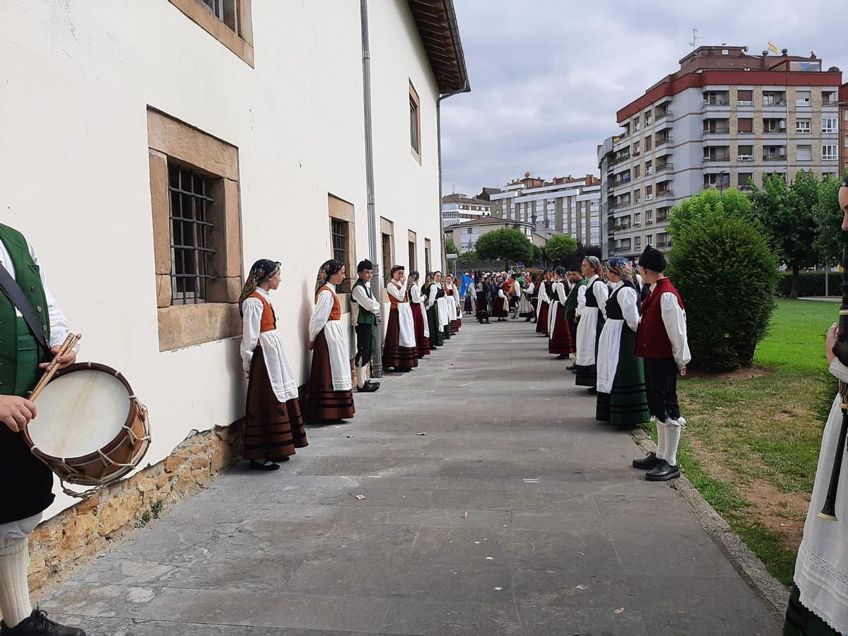 El desfile del Festival Folclórico internacional de Pola de Siero, en imágenes