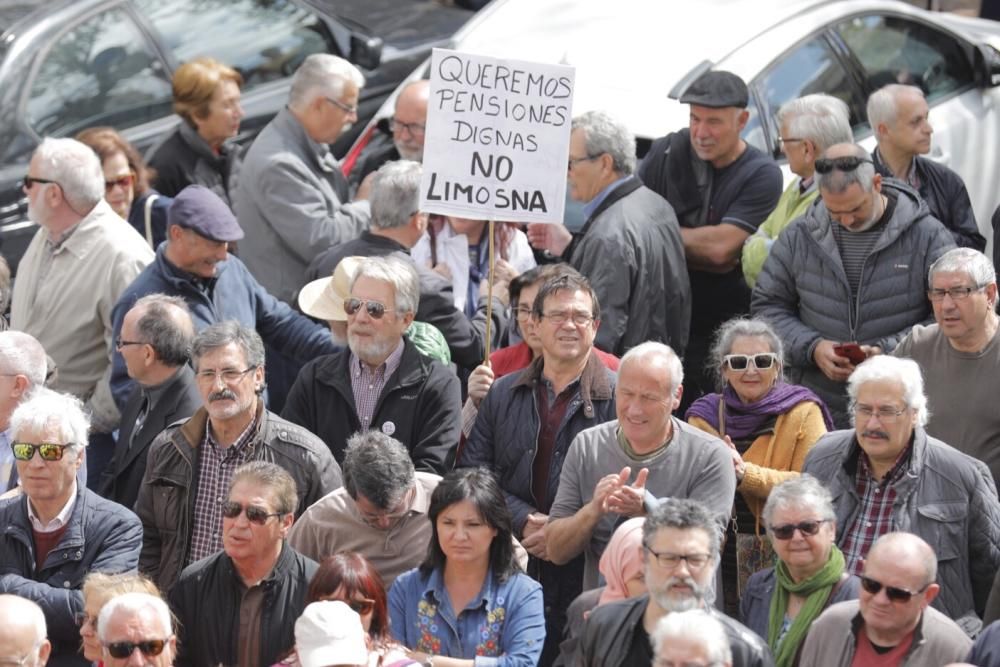 Protesta de pensionistas en la plaza del Ayuntamiento de València