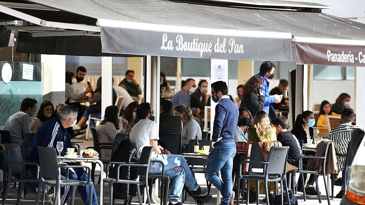 Una terraza el pasado fin de semana en el paseo de Silgar. // GUSTAVO SANTOS