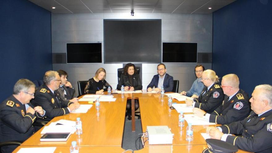 María Dolores Pagán, junto a Manuel Durán, se reunió con representantes de los policías locales.