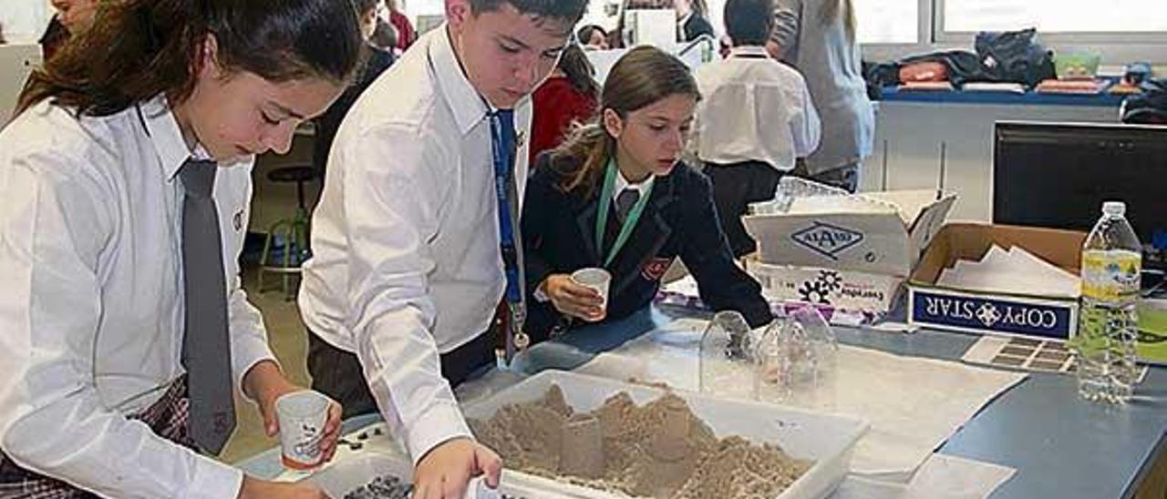 Alumnos construyendo volcanes.