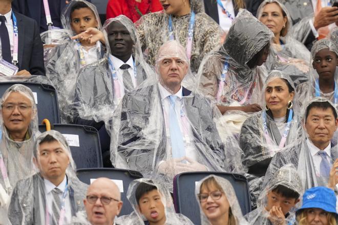 Las mejores imágenes de la ceremonia de inauguración de los Juegos olímpicos de París 2024. El presidente de la FIFA, Gianni Infantino  en la tribuna de autoridades en la Plaza del Trocadero.