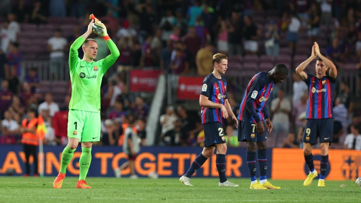 Los jugadores del FC Barcelona, después del empate contra el Rayo Vallecano