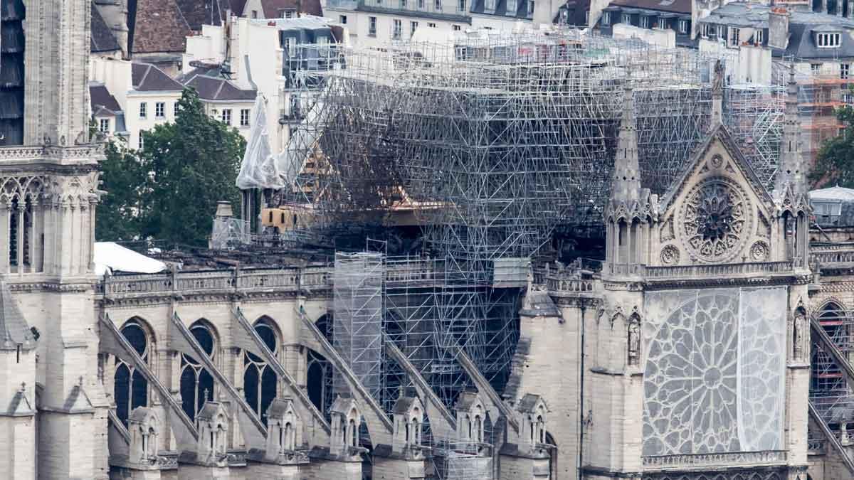 La policía halla colillas en los andamios donde surgió el fuego de Notre Dame, en París