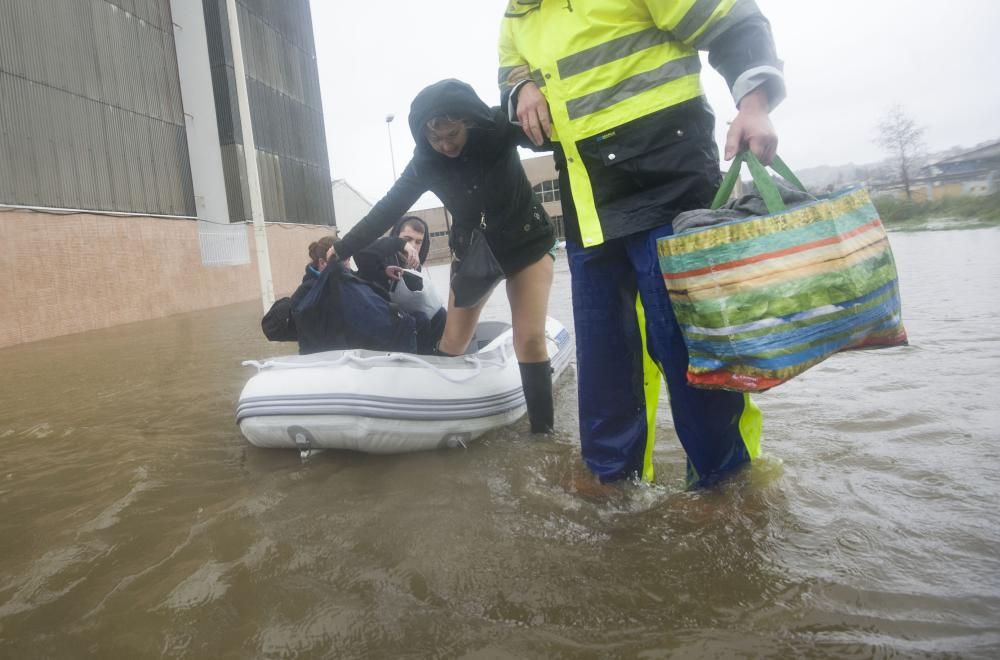 Evacuados en zodiac por las inundaciones en Sada