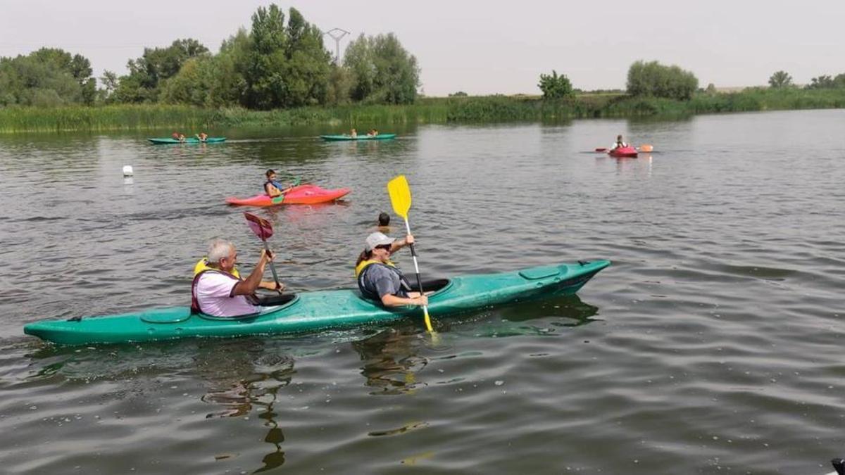 Los vecinos disfrutan de una jornada de piragüismo gracias al Fluvial de Villaralbo.