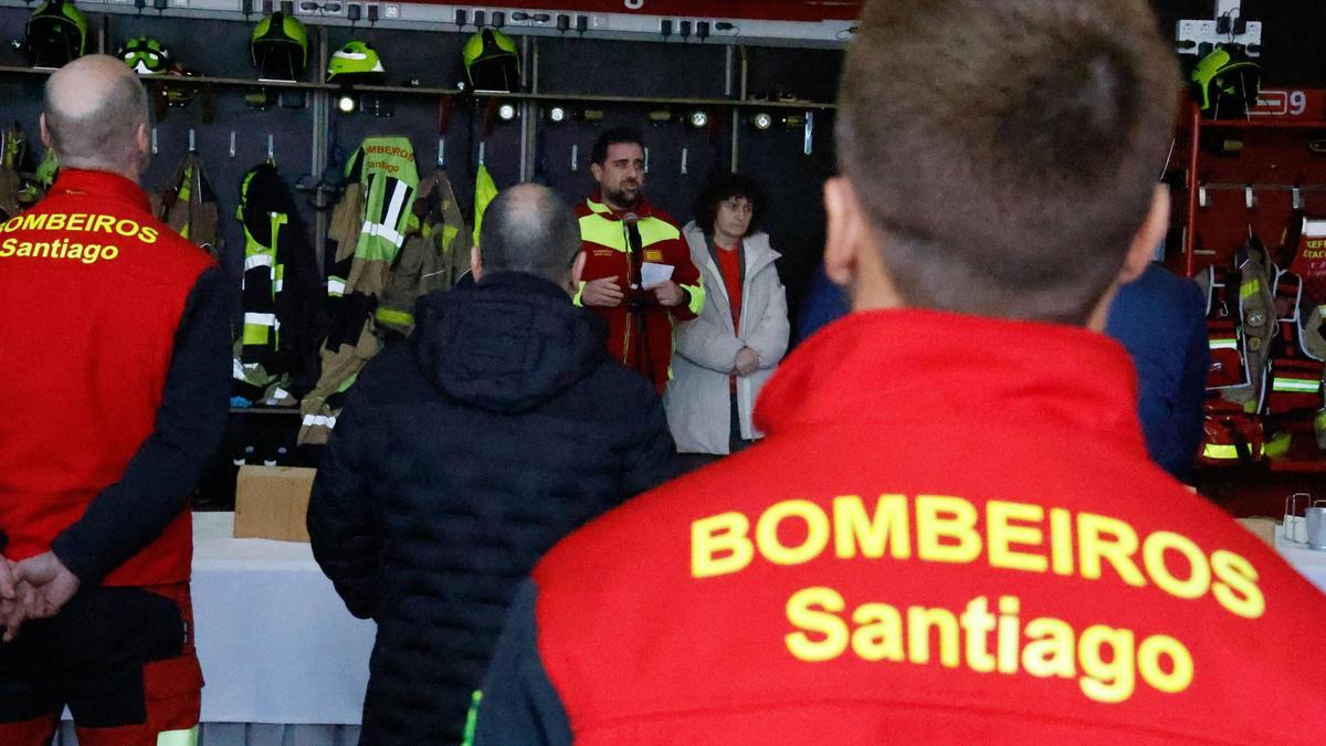 Os bombeiros de Santiago manteñen un conflito laboral co Concello polas horas extras que se lles deben