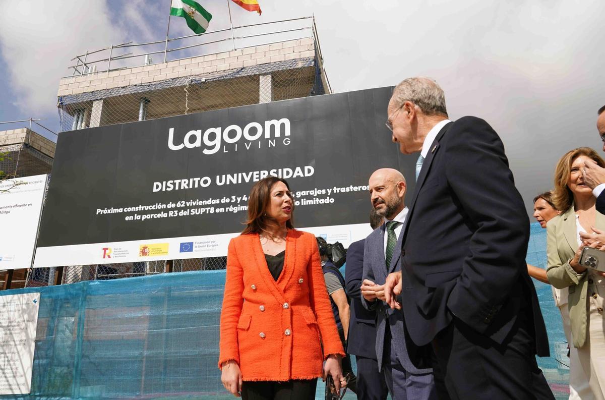 La consejera de Fomento, Articulación del Territorio y Vivienda de la Junta de Andalucía, Rocío Díaz; el alcalde de Málaga, Francisco de la Torre, el edil de Vivienda y Regeneración Urbana y la de Urbanismo, Francisco Pomares y Carmen Casero, respectivamente; el CEO de Lagoom Living, Javier Braza; el presidente del ICO, Manuel Illueca; el subdelegado del Gobierno en Málaga, Javier Salas; y la directora general de Planificación y Evaluación del Ministerio de Vivienda y Agenda Urbana, Ana Berenguer, participan en la visita a las obras de las 530 viviendas protegidas en alquiler que promueven Ayuntamiento y Lagoom Living en el sector Universidad