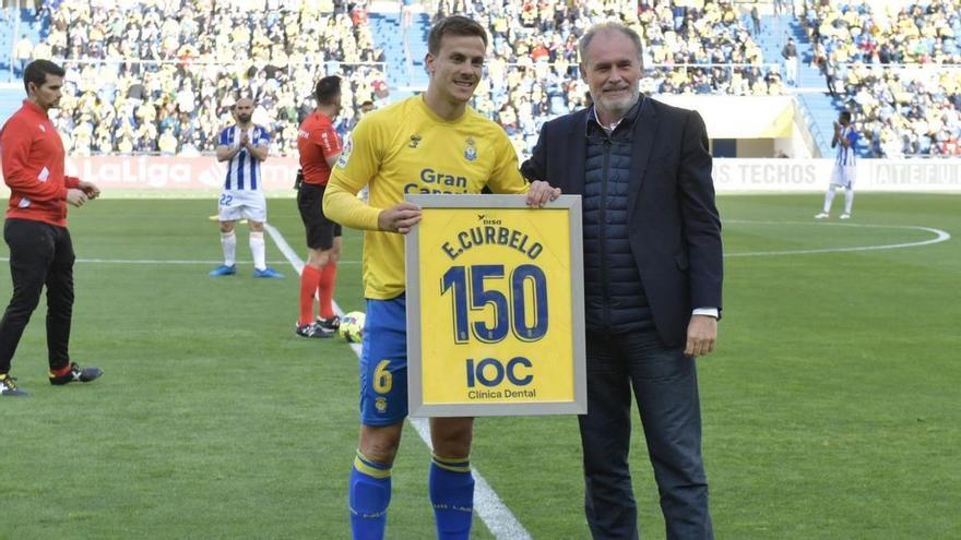 Curbelo, ayer, junto al consejero Rafael Méndez Martín, en la entrega del cuadro conmemorativo por los 150 partidos. | |