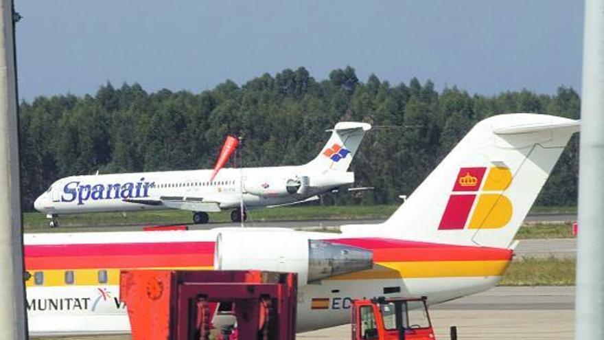 Un avión de Spanair en el aeropuerto de Asturias.