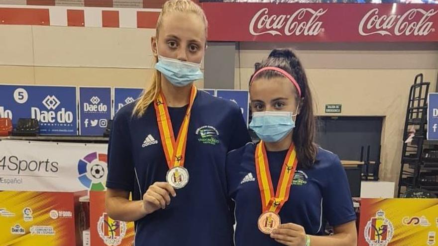 Carolina Carrasco y Paula Jiménez, con las medallas conquistadas en el Campeonato de España cadete de taekwondo.