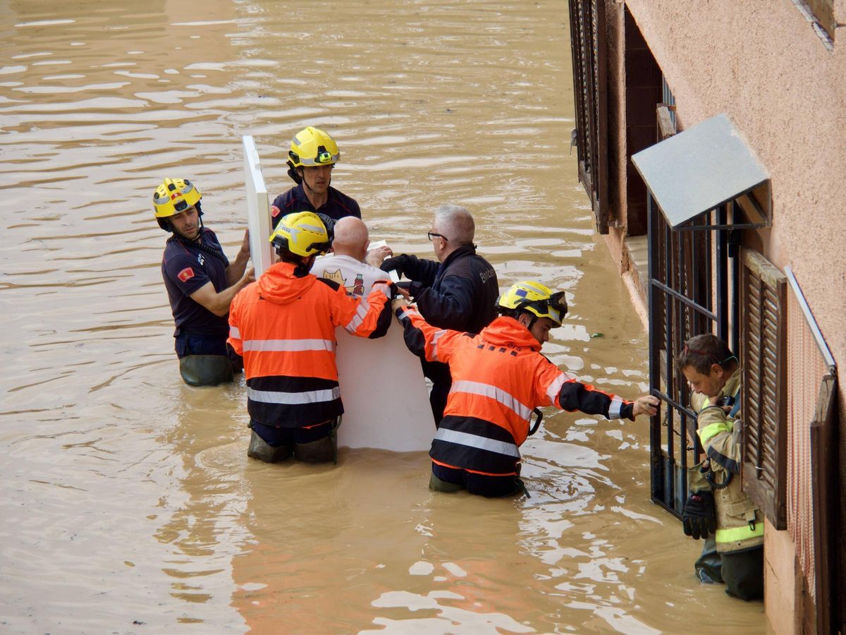 Los bomberos rescatan a un matrimonio de edad avanzada aislados por el agua en el Cami del Mig al lado de la C-12.