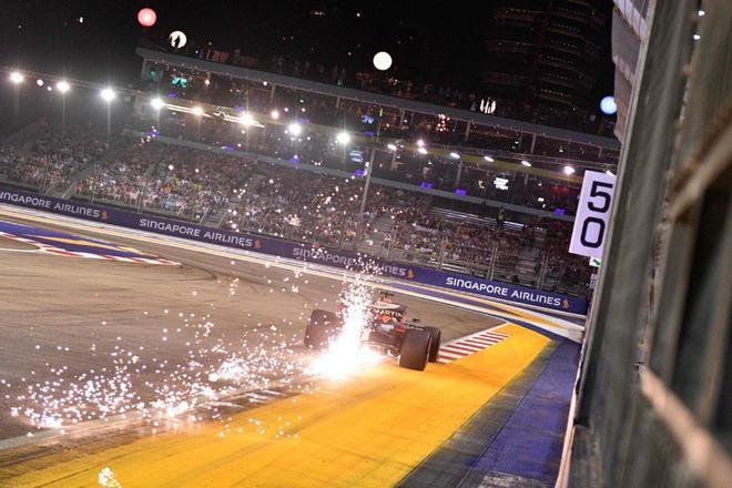 El piloto de Red Bull Max Verstappen en acción durante la sesión de clasificación para el Gran Premio de Fórmula 1 de Singapur en el Circuito Urbano de Marina Bay en Singapur.