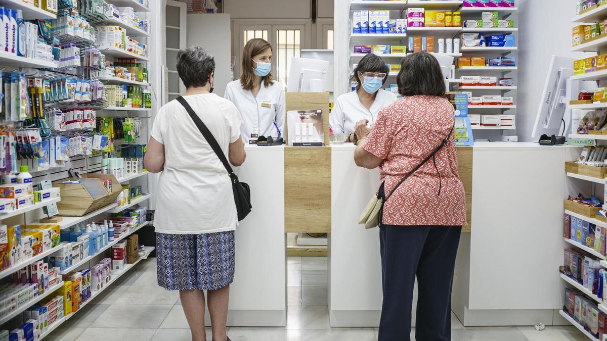 Dos clientas en una farmacia.