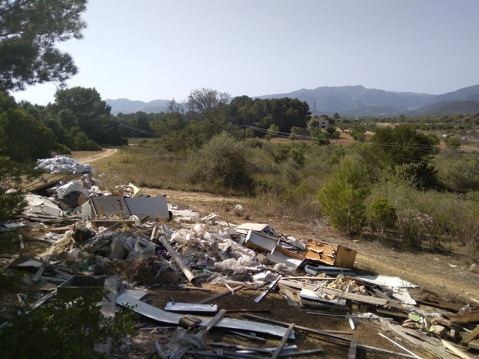 GADMA denuncia vertidos ilegales en la carretera de Bunyola