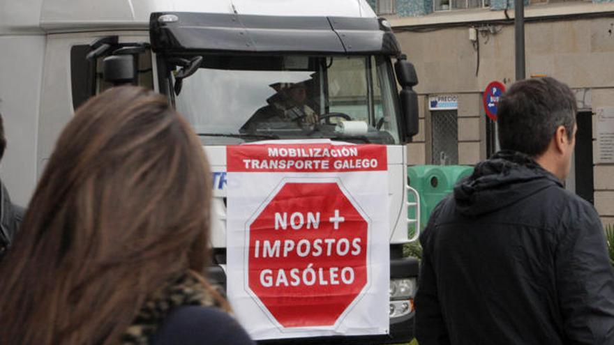 Protesta de diciembre de los transportistas en Santiago para exigir la devolución del llamado céntimo sanitario // Xoan Álvarez