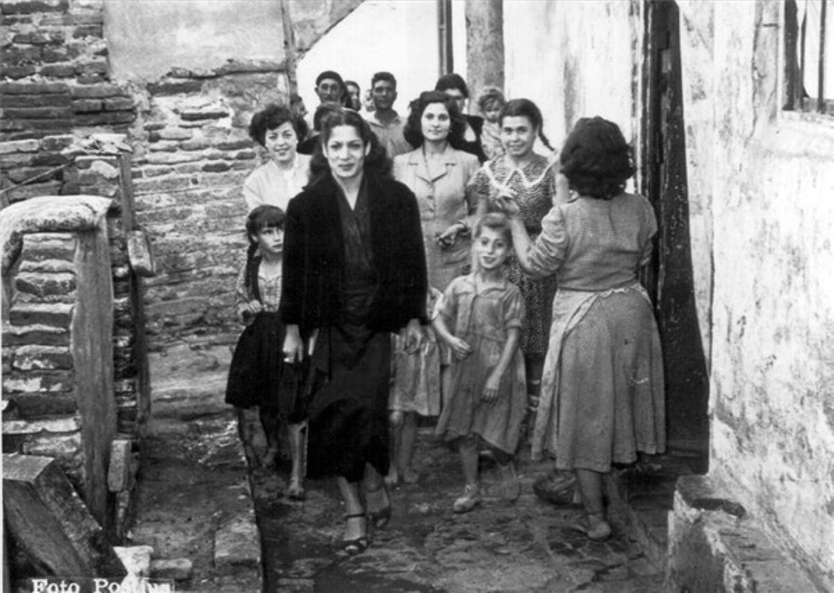 Carmen Amaya, en una visita al seu barri de Somorrostro.