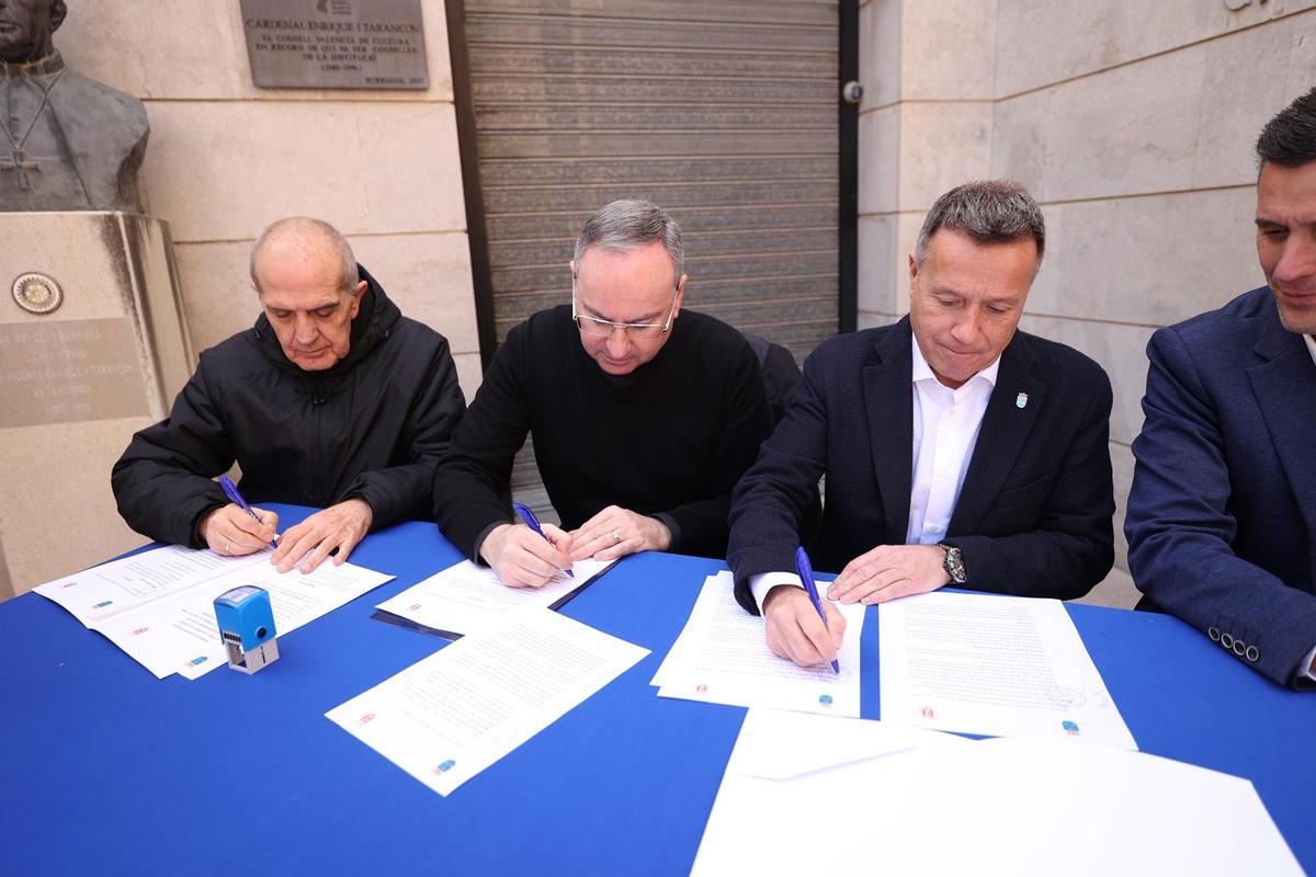 Momento de la firma del convenio.