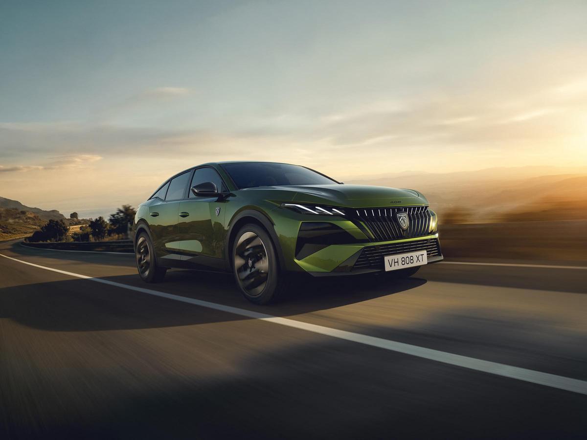 Heyecan verici bir sürüş deneyimi sunan yeni Peugeot E-408, verimlilik açısından kendi kategorisinde bir referans noktası konumunda.