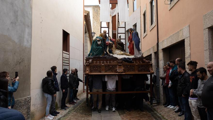 GALERÍA | Las mejores imágenes del traslado de los grupos escultóricos de Zamora a la carpa