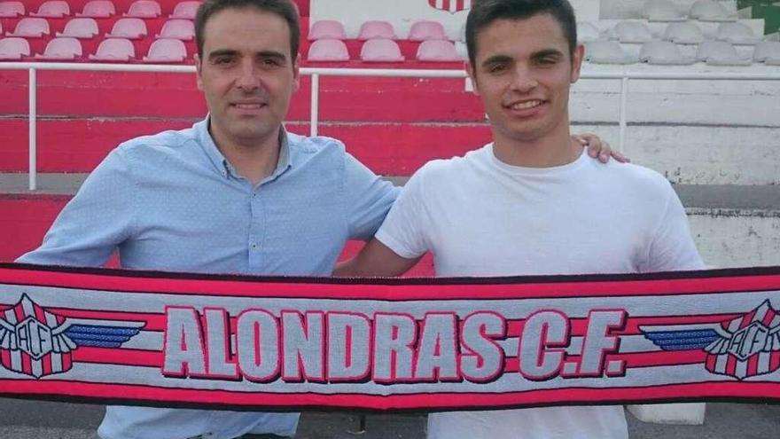 El futbolista (derecha) junto al vicepresidente del Alondras, José García. // Gonzalo Núñez