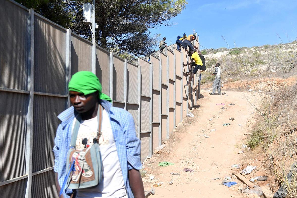 Lampedusa, colapsa tras la llegada de 6.000 inmigrantes en 24 horas