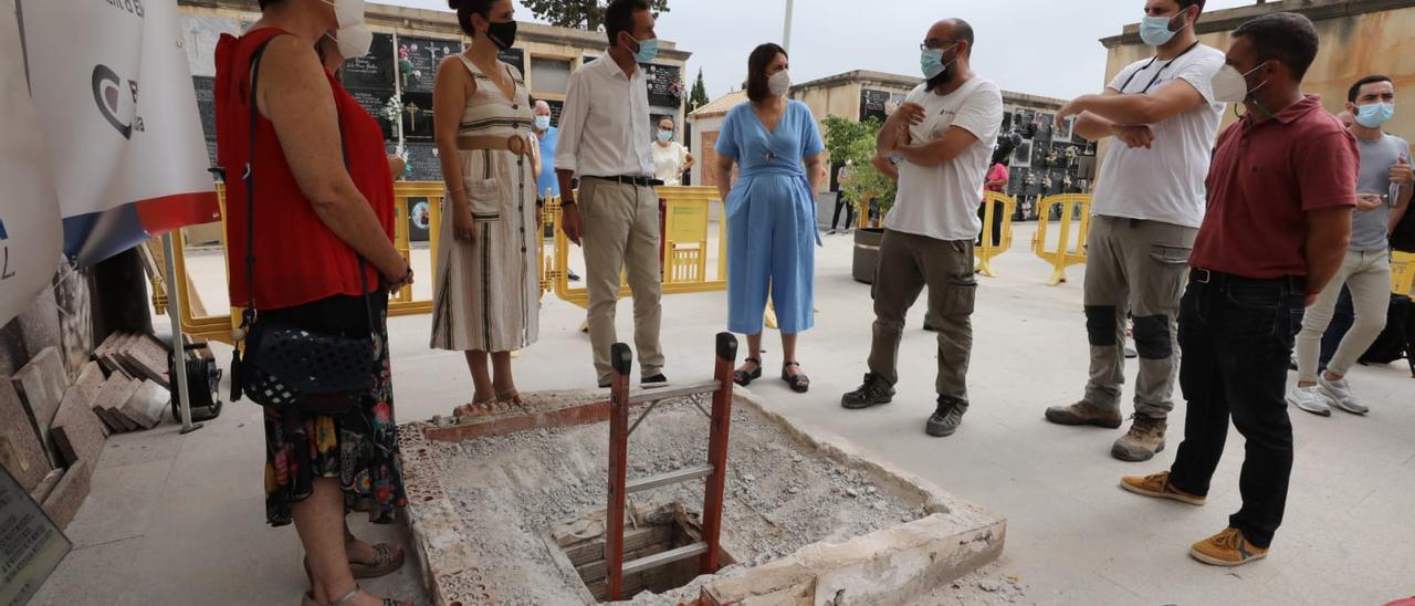 Visita de la consellera de Calidad Democrática, el alcalde y otras autoridades este jueves al aljibe del cementerio viejo de Elche donde se harán las exhumaciones